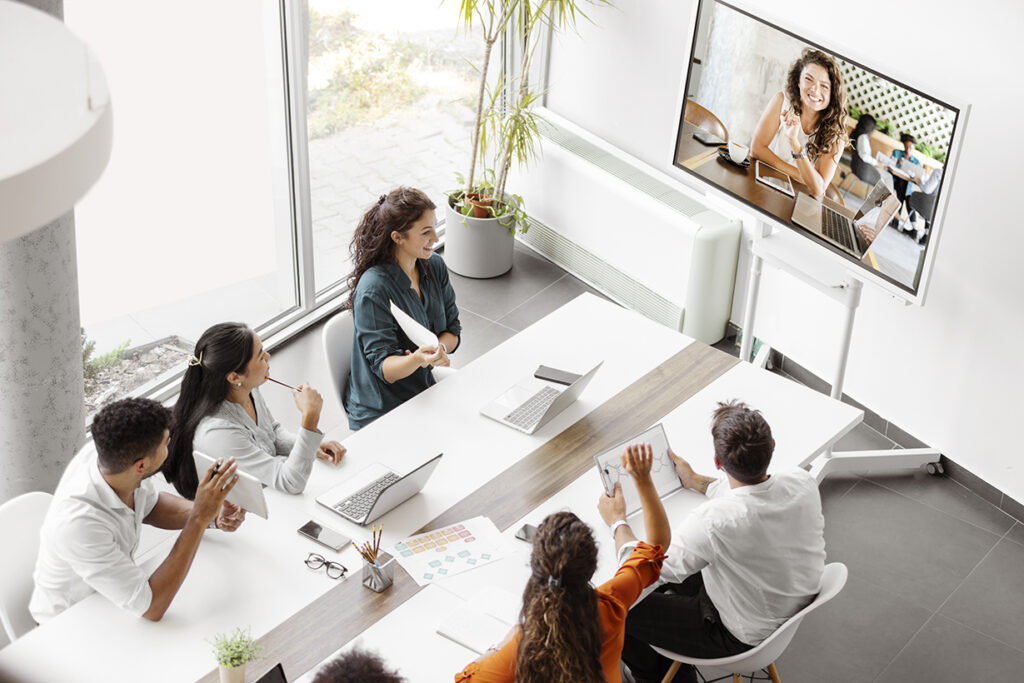 Videoconferência em sala de reunião corporativa